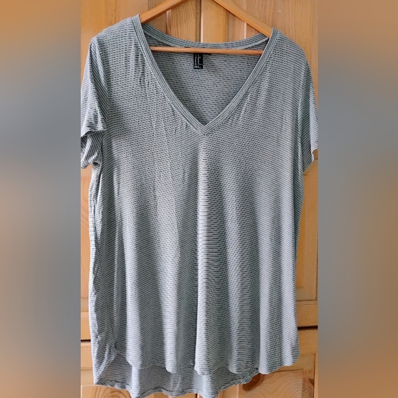 Forever 21 Tops - Forever 21 Grey and Black Soft Knit V-Neck Tee Sz XL